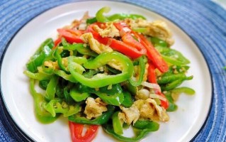 青蒜彩椒炒鸡蛋的做法（做饭小白也能轻松学会，快来尝试！）