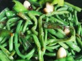 家常菜必备，美味油焖豇豆（做法简单易学，口感爽脆鲜香，让你在家也能享受餐厅级别的美食）