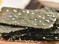 手工制作美味芝麻夹心海苔（家庭厨房也能做出极致美味的零食）