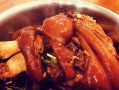 美味可口的笋干蹄膀佳肴（以嚼劲十足的笋干为主料，搭配鲜嫩的蹄膀，口感超级棒）