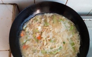 尝鲜！丝瓜豆腐皮鸡蛋面的做法（秘制配方揭秘，健康美味两不误！）