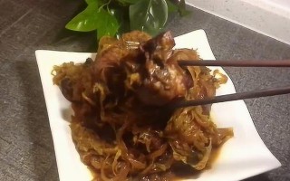 酸菜炖大骨棒的做法（美味又营养的家常菜）