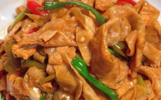 猪皮肉渣炒白菜的做法（美味又营养的家常菜）