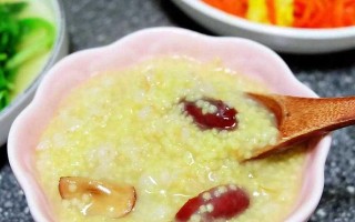 营养丰富的杂粮蔬菜粥麦仁小米胡萝卜粥（打造健康生活，美味在口中）