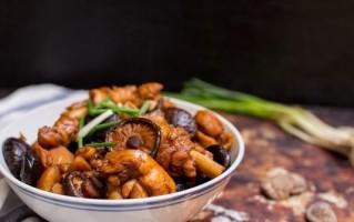 家常美食——香菇栗子鸡的做法（做法简单，营养丰富，家庭美味不容错过！）