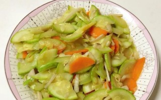素食美食——西葫芦的多种烹饪方法（以素烧西葫芦，味道清淡却不失美味）