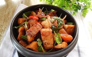 美味健康的鱼腩焖豆腐做法（用优质鱼腩和新鲜豆腐，打造口感鲜美、营养丰富的一道美食）
