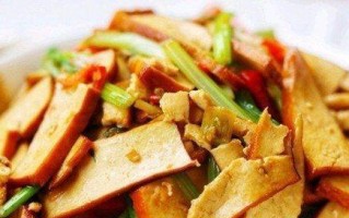 香干里脊炒芹菜的家常做法（健康美味，营养丰富，香味浓郁）