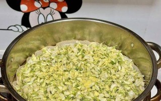 清香洋槐花团子的制作方法（教你制作传统美味洋槐花团子，让你感受清香四溢的味道）