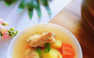 轻松做出美味扇子骨土豆胡萝卜汤（家常美食，营养美味的秘密、窍门及做法）