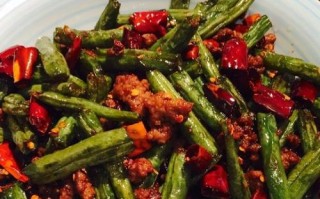 香辣豆角的做法（简单易学的家常菜）