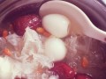 雪木耳红枣甜水的营养与制作方法（雪耳枣甜水，清润甘甜，滋阴养颜）