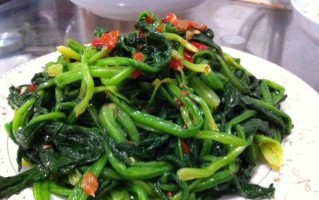 小鱼凉拌菠菜，清爽美味的夏日凉菜！（用小鱼和新鲜菠菜，做一份健康美食！）