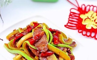 以西葫芦腊肠小炒的美食做法（美味可口的家常菜，中西合璧的美食体验）