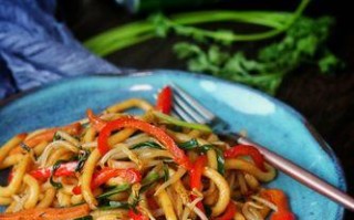 美食DIY（用简单步骤打造诱人口感，一次享受红蟹肉与乌冬面的完美结合）