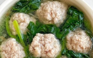 美味可口的鱼丸菠菜汤（做法简单易学，营养丰富，美味不可挡！）