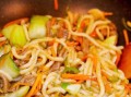 五香肉丁炒乌冬，鲜香可口的经典家常菜（五香肉丁和乌冬面的完美结合，让你胃口大开）