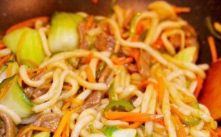 五香肉丁炒乌冬，鲜香可口的经典家常菜（五香肉丁和乌冬面的完美结合，让你胃口大开）