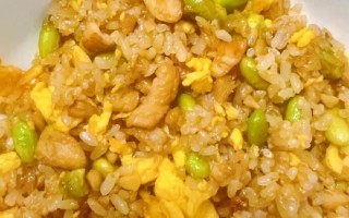酸豇豆蛋炒饭，简单美味的家常菜（家庭必备的经典美食，让你爱上料理）