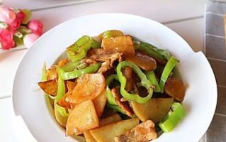教你如何烹制美味肉片炒青椒（学会这个菜谱，让你的家庭餐桌更加丰富多彩）