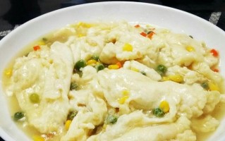 水煮嫩鸡片的制作方法（健康美味的家常菜肴）