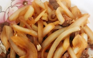 美味可口的洋葱肉片做法（慢慢炒出的香气，美味洋葱肉片）