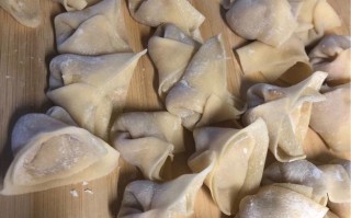 三色馄饨皮的制作方法（多彩美味，寓意吉祥）