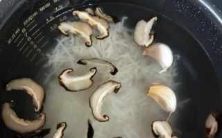 银鱼粥的制作与营养价值（健康美味，家庭必备的营养粥汤）