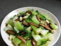 简单易学的香菇肉片炒油菜做法（健康美味的清炒油菜，添香添味的香菇肉片）