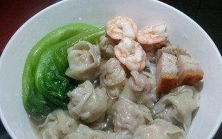 一口咬下，鲜虾汁四溢，口感丰盈的鲜肉虾仁馄饨（鲜虾和猪肉的完美搭配，让你爱上这道小吃）