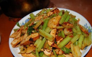 用药芹炒制茶干，美味又健康（健康美味的自制茶干，轻松制作）