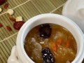 美味又营养的银耳莲子红枣羹（以中药食材为主的健康美食）