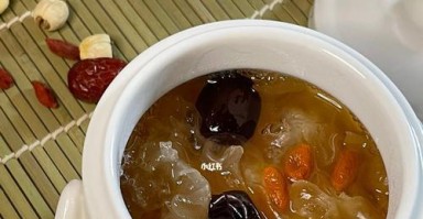 美味又营养的银耳莲子红枣羹(以中药食材为主的健康美食) 美味又营养的银耳莲子红枣羹(以中药食材为主的健康美食)