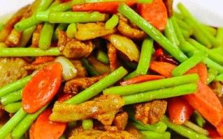 烟熏肠炒蒜薹，美味可口的家常小炒（用烟熏肠提升蒜薹的口感，尝试这道简单又美味的家常小炒吧！）