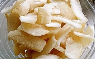 手工制作柚子皮果脯（香甜可口的DIY美食）