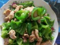 土豆丝炒青椒肉片，简单易学的下厨秘籍（用土豆丝、青椒和瘦肉片一起烹饪，味道鲜美、色彩丰富）