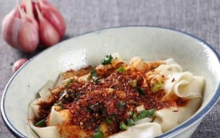 肉臊子油泼扯面的制作方法（家庭美食，轻松享受特色小吃）