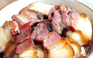 酸萝卜蒸腊肉的美味做法（用酸菜和肉结合的传统美食）