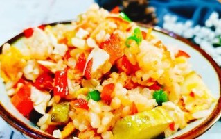 酸黄瓜豇豆炒肉的家常做法（肉嫩脆爽，口感丰富，健康美味的家常菜）