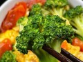 家常菜谱——以西蓝花炒西红柿（健康美味，色香味俱佳）