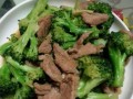 健康美味！尝试这道以西兰花炒牛肉的家常菜吧（简单易学，营养美味，以西兰花为主角的炒菜做法）