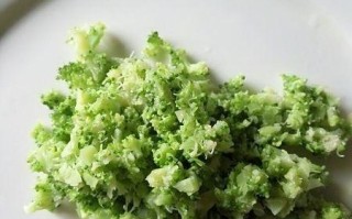 营养丰富的紫薯泥辅食制作方法（以西兰花为主食搭配紫薯泥，味道美味营养丰富）