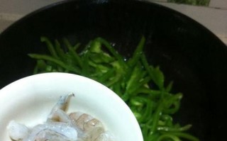 香菇炒圆椒的美食享受（健康营养，美味可口的家常菜）