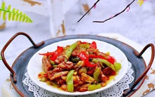 双白炒肉丝的做法（以清淡口感和健康为主，让你的家常菜更具味道）