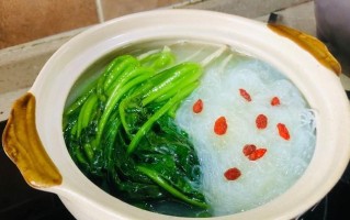 肉丸菠菜粉丝汤的制作方法（健康美味，营养丰富的家常汤）