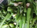 手把手教你做口感绝佳的蒜香瓜条（原料简单易得、做法简单易学，让你在家也能做出美味佳肴）