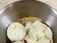 酸菜卤面的制作方法（咸鲜口感，让你回味无穷）