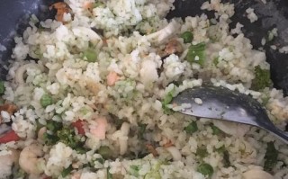 酸菜炒花饭的家常做法（用酸菜提味，口感鲜美的一道中式炒饭）