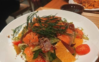 三文鱼轻食面，健康美味不可错过（以三文鱼为主角的清爽美食，简单易学的制作方法）