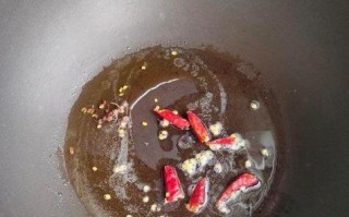 如何用油炸鲜花椒做出美味的佐料？（让口感更加香醇的炸花椒，让你的菜肴更上一层楼！）